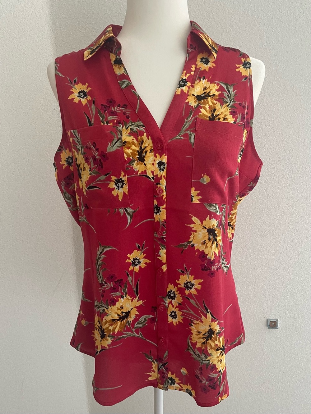 Express Red Sleeveless Button-Front Floral blouse